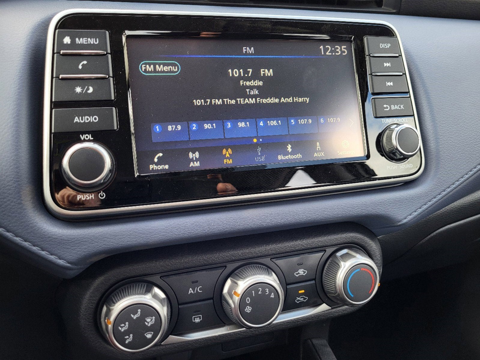 2025 Nissan Versa SV CVT