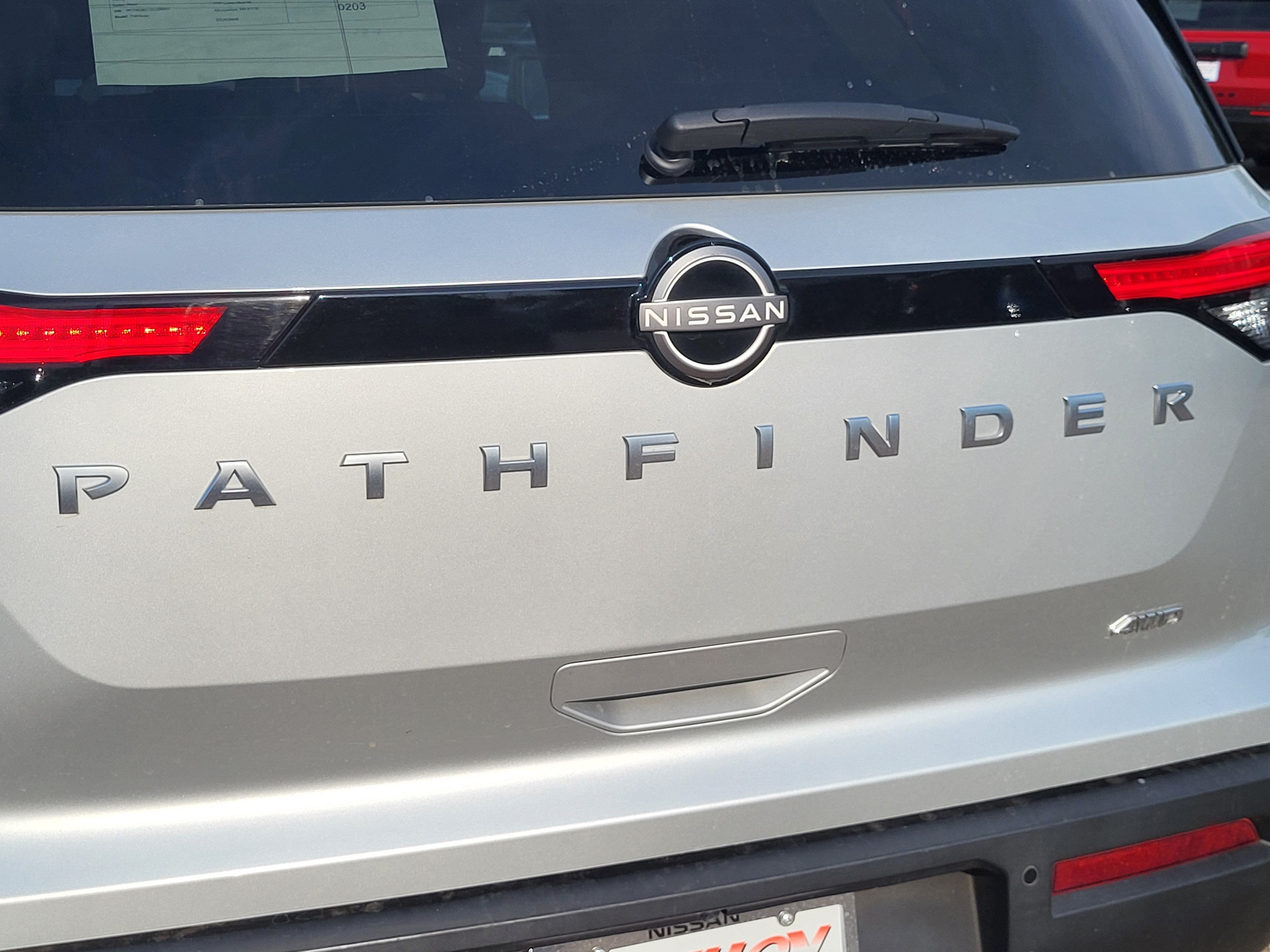 2025 Nissan Pathfinder SV
