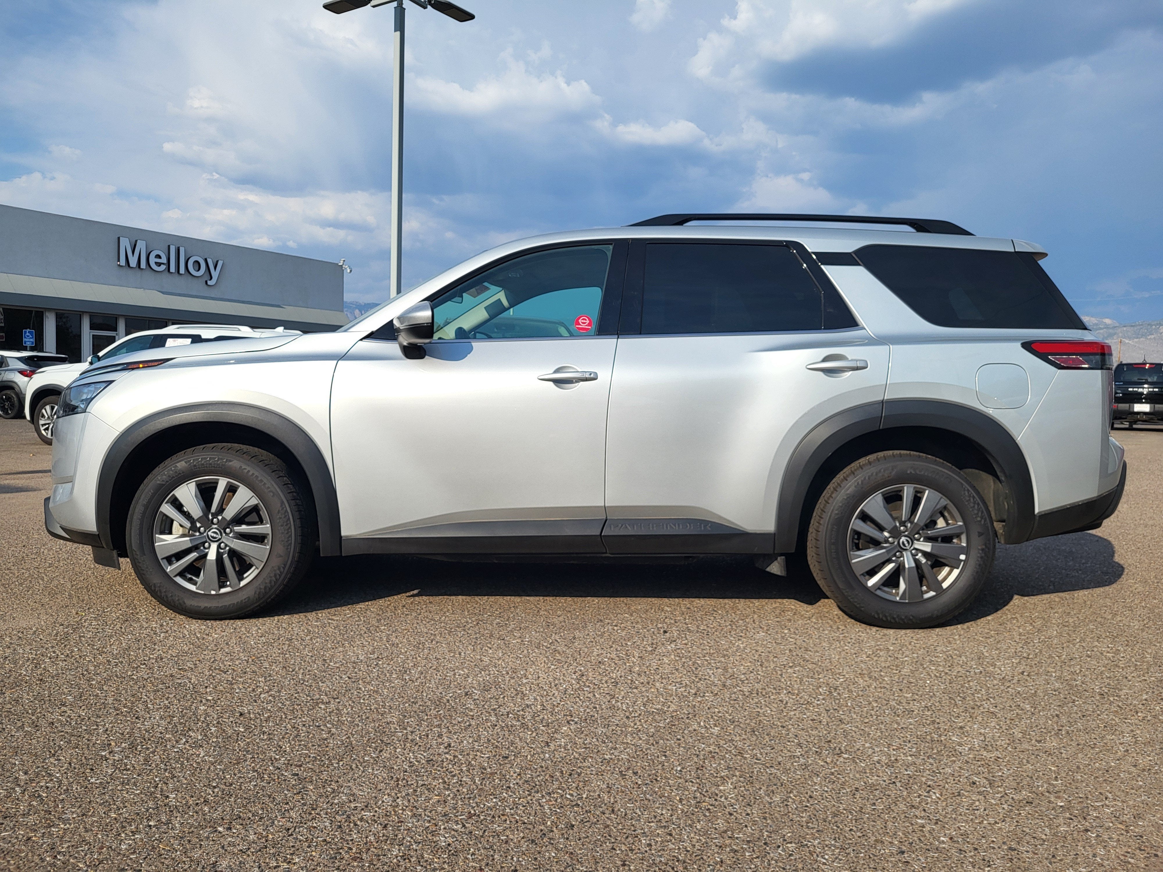 2025 Nissan Pathfinder SV