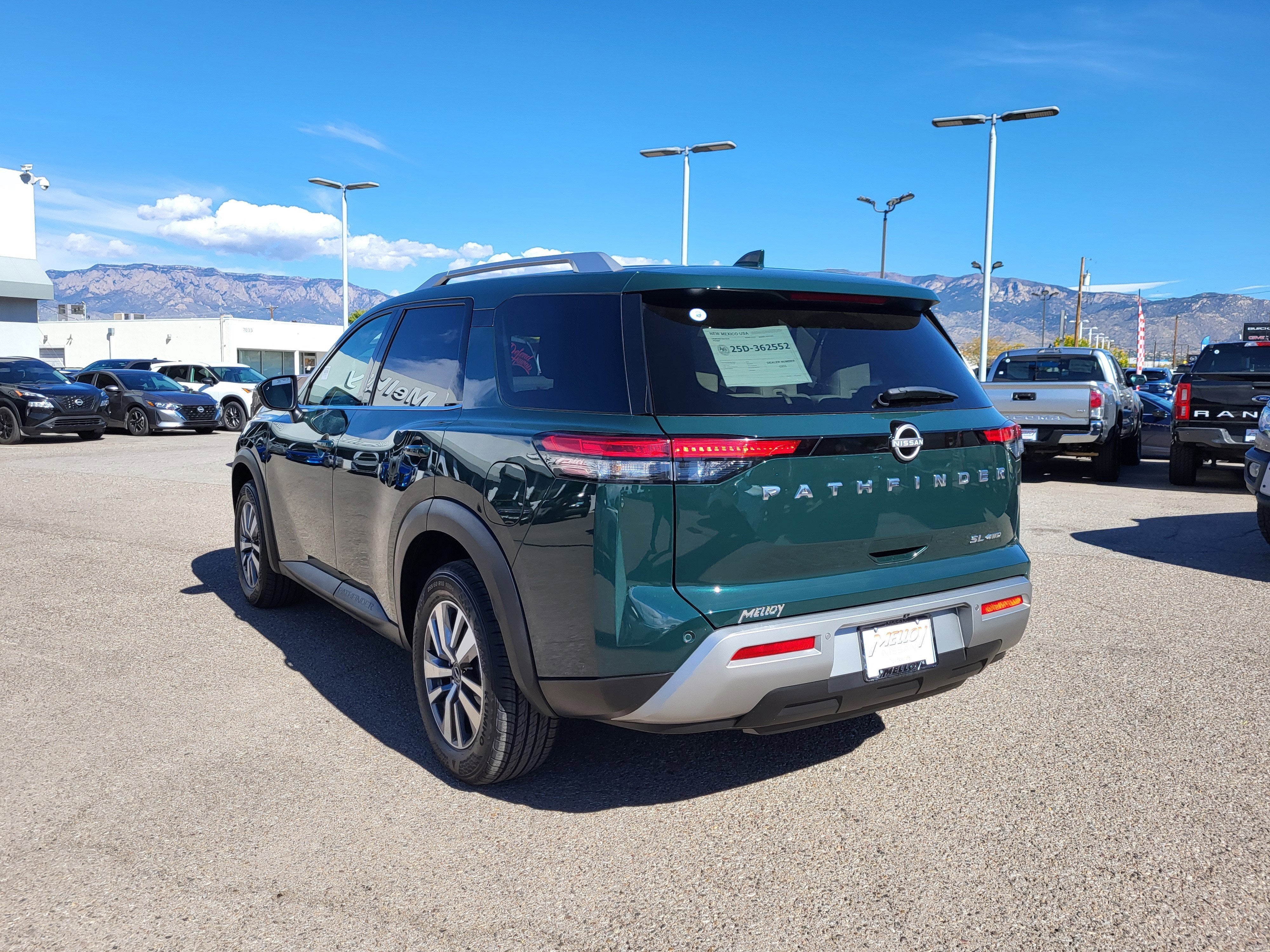 2023 Nissan Pathfinder SL