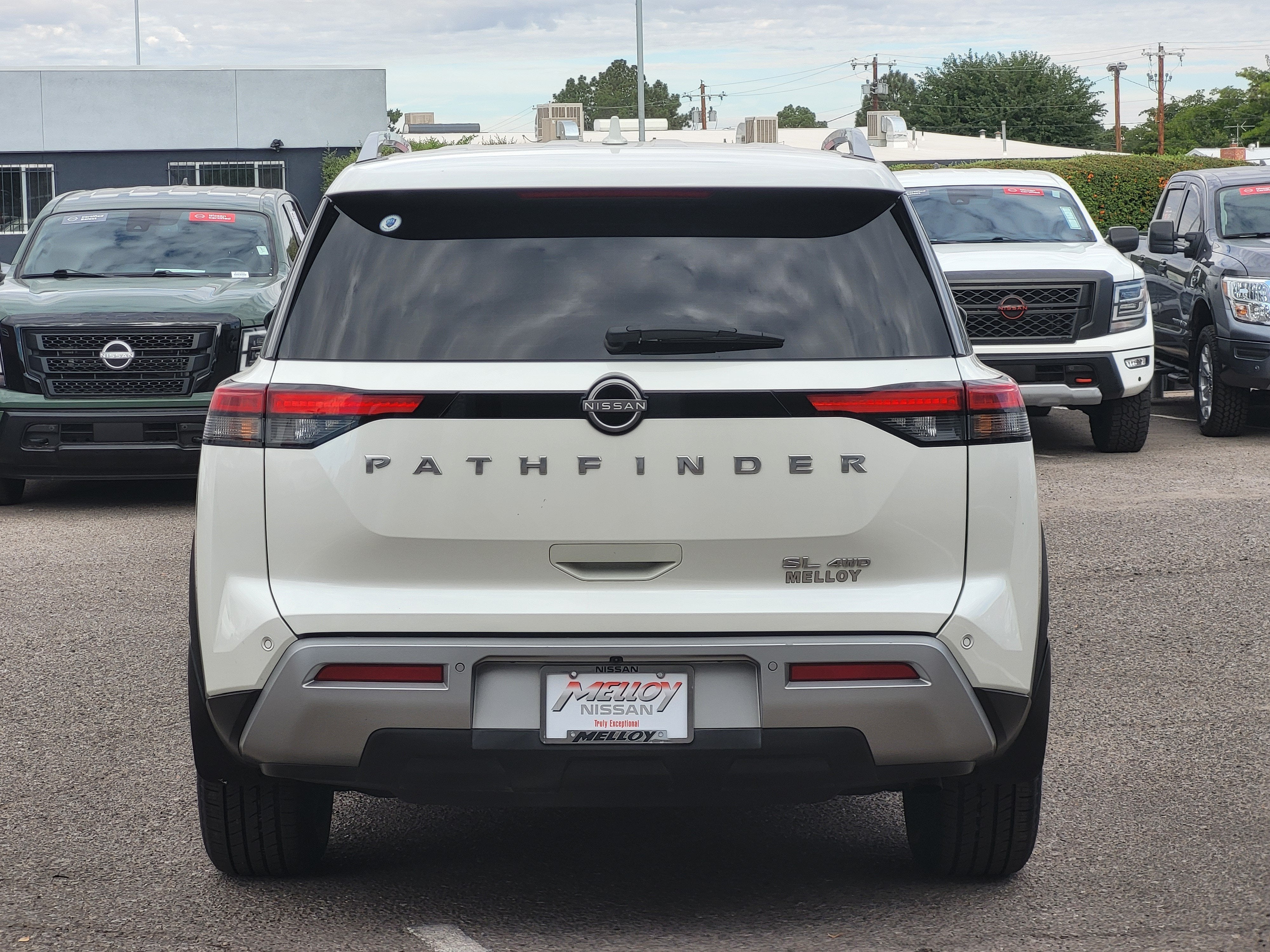 2023 Nissan Pathfinder SL