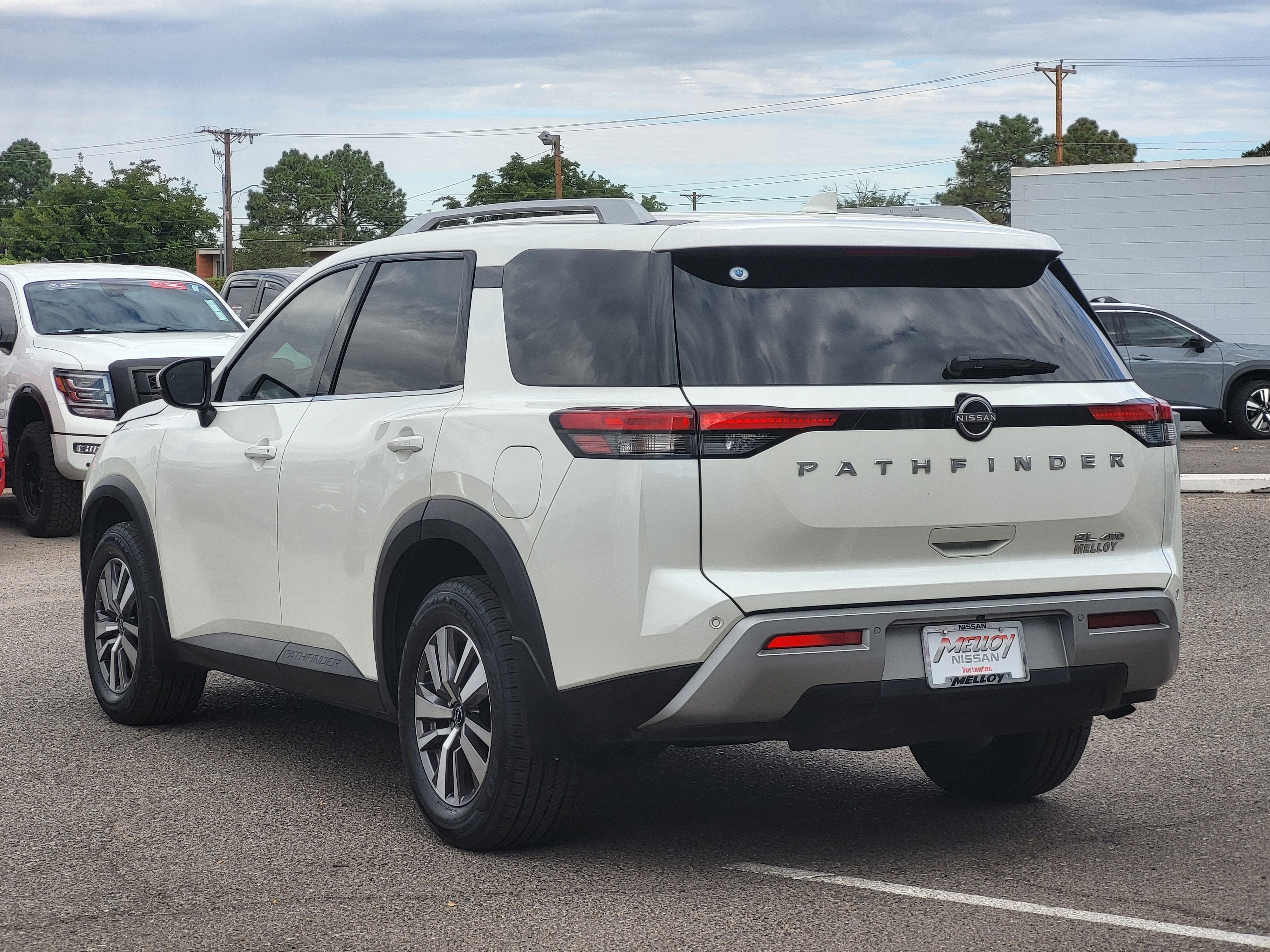2023 Nissan Pathfinder SL
