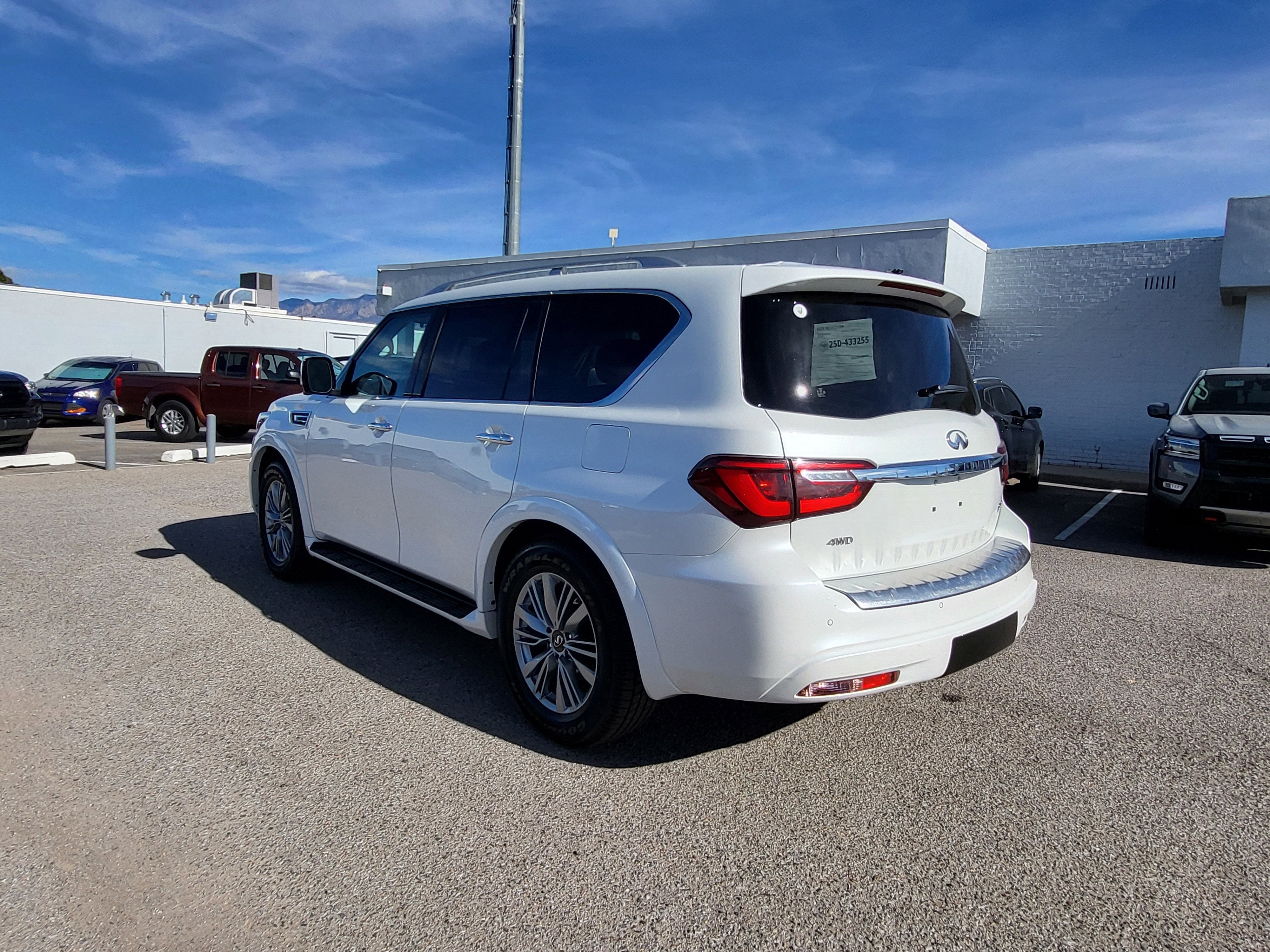 2024 INFINITI QX80 LUXE
